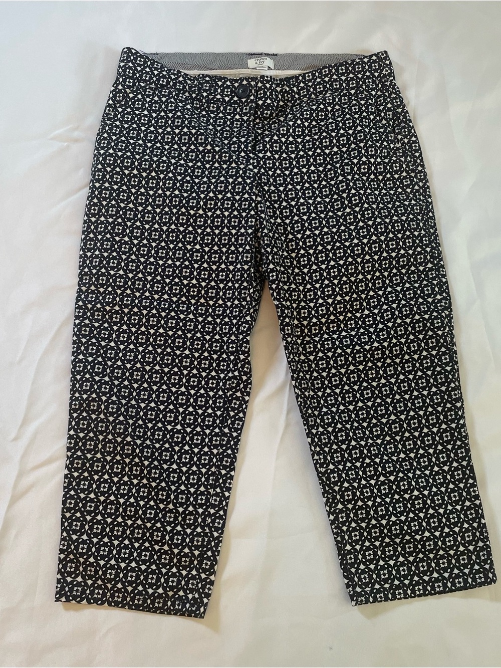 Crown & Ivy Women’s Navy and White Patterned Cotton/Spandex Capri Pants, Size 8P